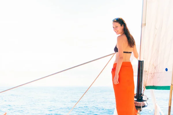 Giovane donna in barca a vela — Foto Stock