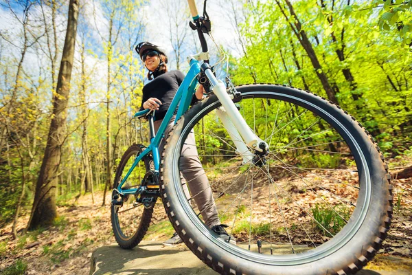 Young Woman Riding Her Mountain Bike — Stock Photo, Image