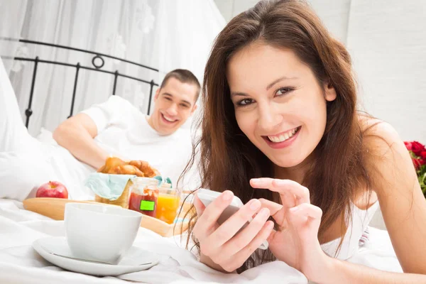 Pareja desayunando en la cama — Foto de Stock