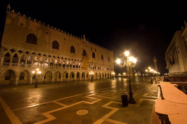 Palazzo Ducale nachts — Stockfoto