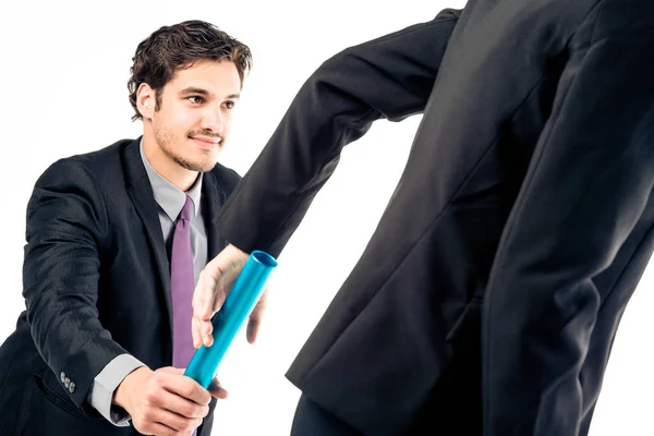 Uomini d'affari che passano staffetta bastone — Foto Stock