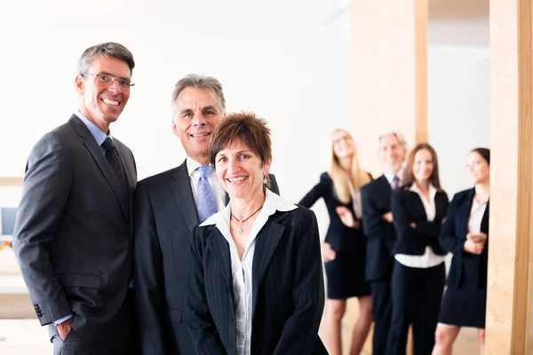 Equipo de negocios posando para un disparo de grupo — Foto de Stock