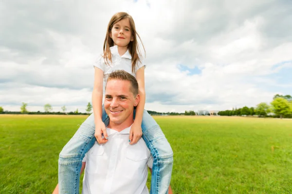 Отец и дочь в парке — стоковое фото