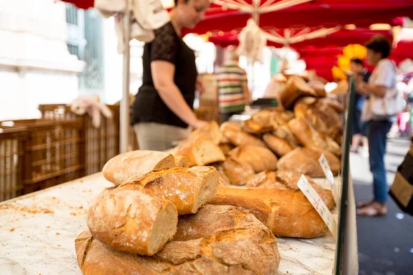 Vers brood op een markt in Zuid-Frankrijk — Stockfoto