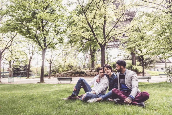 Multi-ethnic Group of Friends Having Fun In Park Near Eiffel — стоковое фото