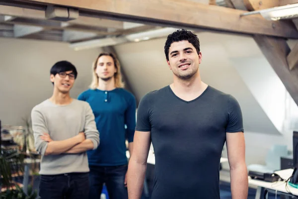 Fundadores start-up tecnologia posando para um tiro em grupo — Fotografia de Stock