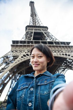 Eyfel Kulesi önünde genç Çinli kadın turist