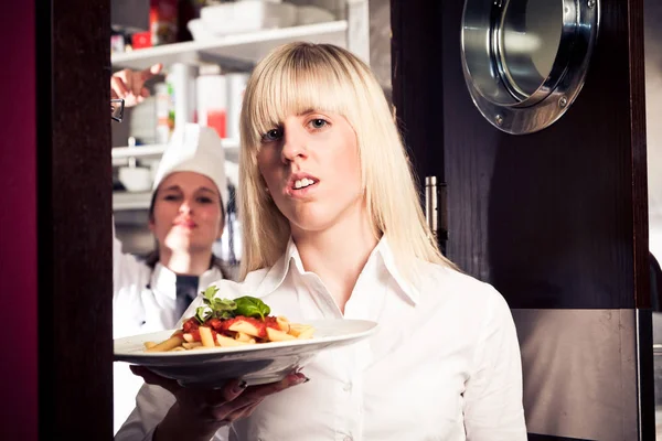 Cameriere stressato che esce dalla cucina — Foto Stock