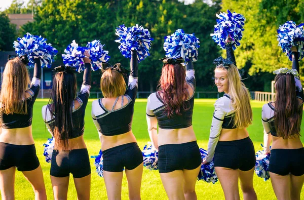 Cheerleaders Team Practicing — Stock Photo, Image