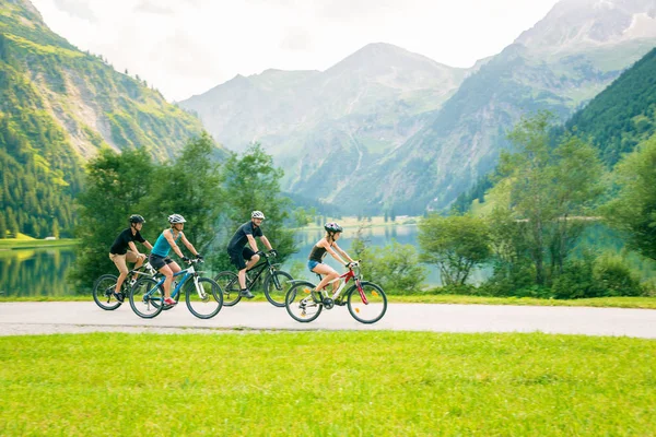 Сімейство чотирьох велосипедистів — стокове фото