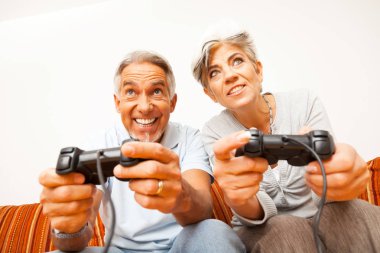 Üst düzey çift ile bilgisayar oyunu oynamak