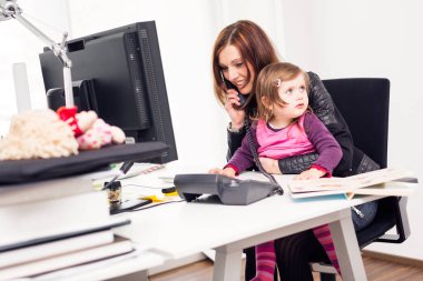 Anne ve kızı ofiste çalışma