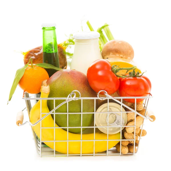 Nákupní košík s potravinami, boční pohled — Stock fotografie