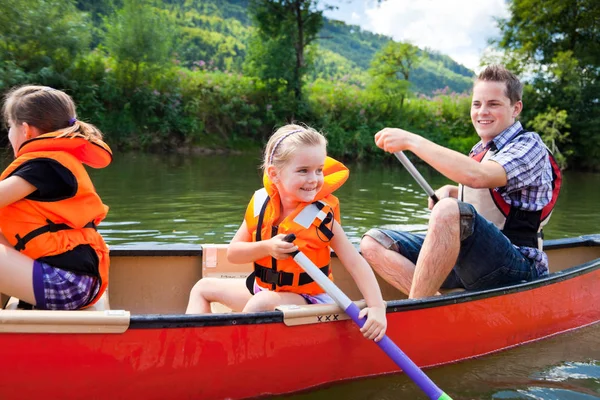 Canoa per giovani famiglie — Foto Stock