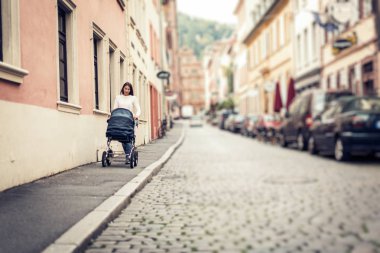 Genç anne bebek arabası kentin ile