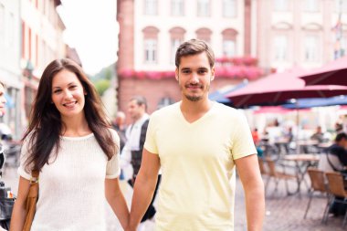 Gençler şehirde iyi vakit geçiriyor.