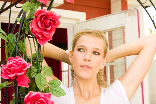 Jeune fille avec des roses — Photo