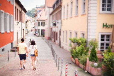 Gençler şehirde iyi vakit geçiriyor.