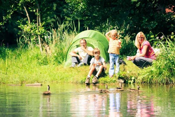 Família se divertindo ao ar livre — Fotografia de Stock