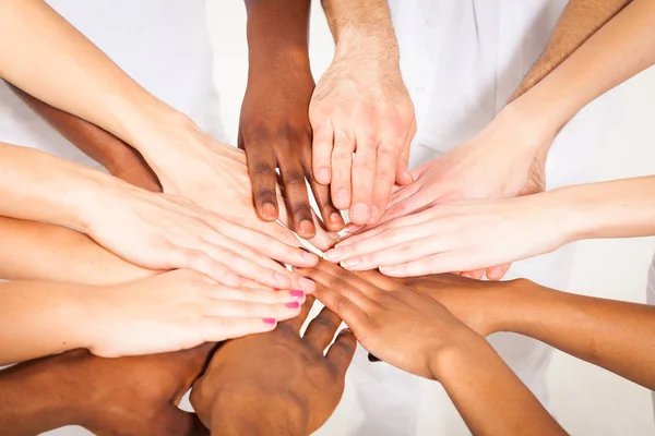Multi-étnico Jovens Adultos Mãos — Fotografia de Stock