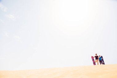 Çölde Kayak turist kum