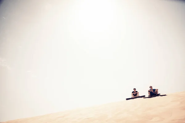 Turistas Esquí de arena en el desierto — Foto de Stock