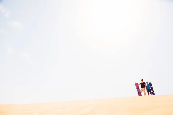 Turistas Esquí de arena en el desierto — Foto de Stock