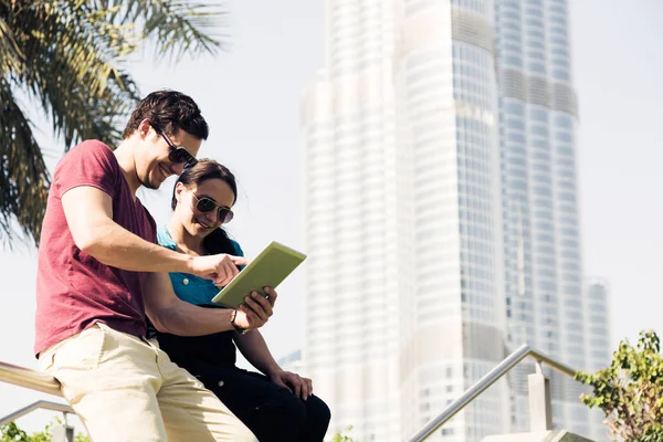 Tourists To Dubai Sending An Email Home — Stock Photo, Image
