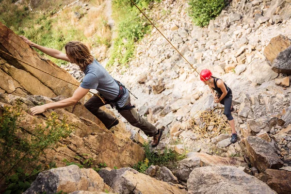 Jovens alpinistas escalada em pedreira velha — Fotografia de Stock