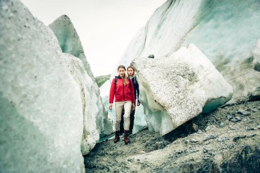 Hiking buzul üzerinde genç Çift