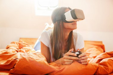 Yatakta yatarken, Vr gözlükle genç kadın