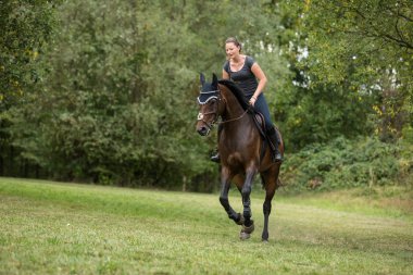 Genç kadın onun at binme