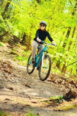 genç kadın dağ bisikleti binme