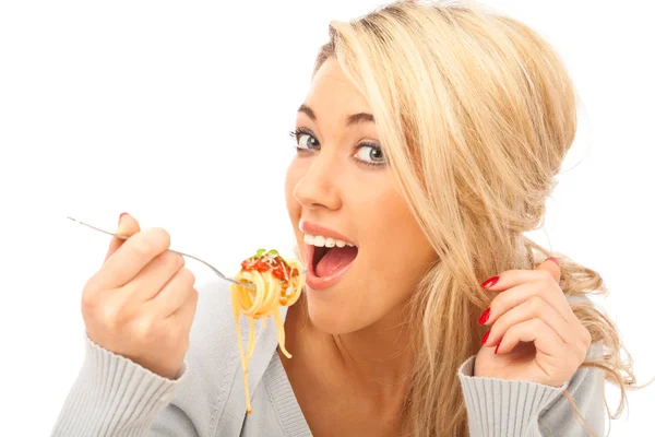 Ung kvinna med Spaghetti — Stockfoto