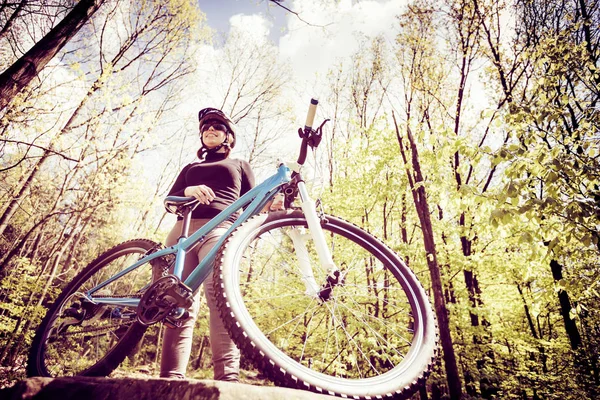 Jeune femme chevauchant son vélo de montagne — Photo