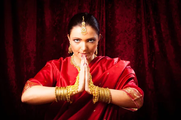 Jeune femme portant Sari style Bollywood — Photo