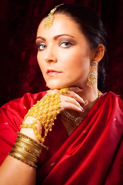 Junge Frau mit Bollywood-Sari — Stockfoto