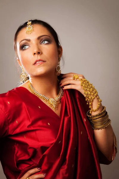 Junge Frau mit Bollywood-Sari — Stockfoto