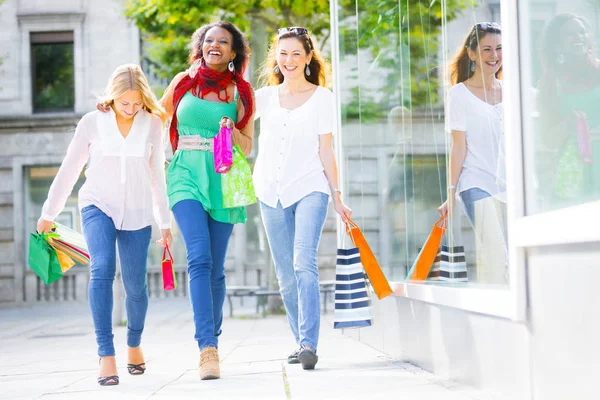 Young Women Shopping — Stock Photo, Image