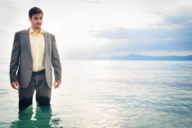 İşadamı suda diz boyu