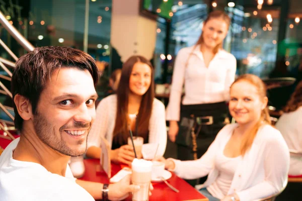 Amigos se divertindo em um café — Fotografia de Stock