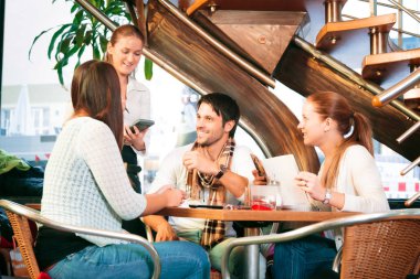 Arkadaşlar eğlenmeye bir Cafe'de