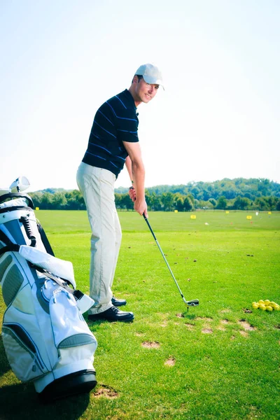 Pratik golf oyuncu — Stok fotoğraf