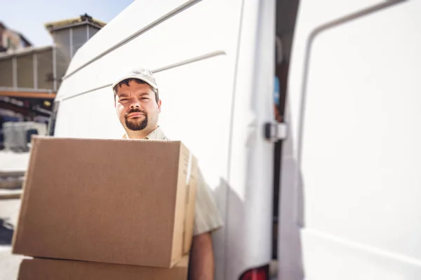 Mensajero entregando el paquete, de pie junto a su camioneta —  Fotos de Stock