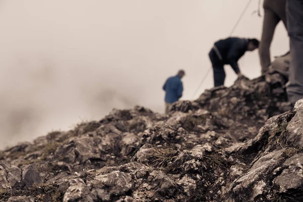 Personas paradas en la cima de las montañas —  Fotos de Stock