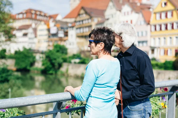 Ανώτερος ζευγάρι απολαμβάνοντας το ταξίδι τους στο Tuebingen Γερμανίας — Φωτογραφία Αρχείου