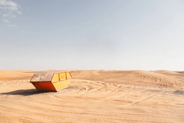 Contenedor de residuos en el desierto — Foto de Stock