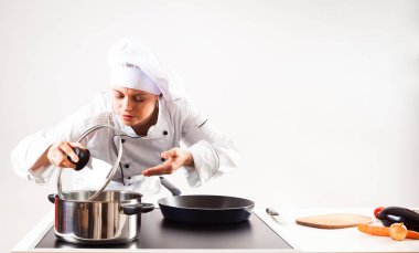 Şef mutfağında yemek