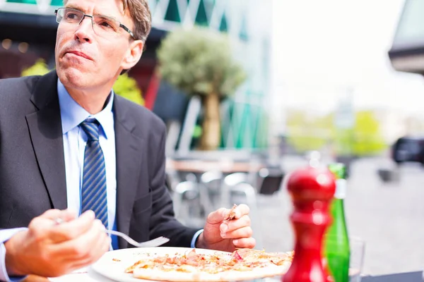 Geschäftsmann beim Mittagessen — Stockfoto