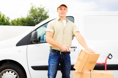 Karavanın yanında duran servis elemanı